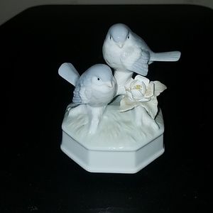 Vintage Otagiri bird music box!